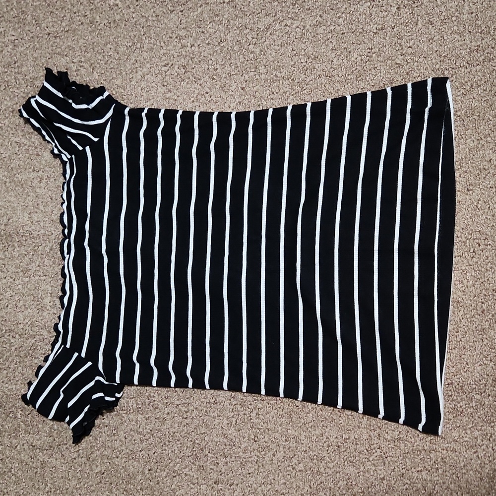 Size M- black & white top